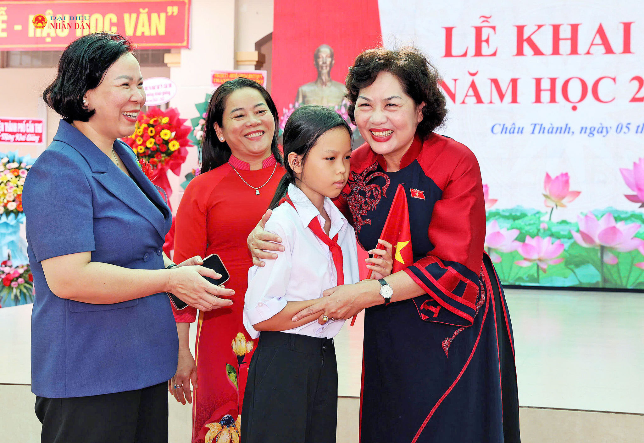 Phó Chủ tịch Quốc hội Nguyễn Thị Hồng ân cần thăm hỏi các em học sinh