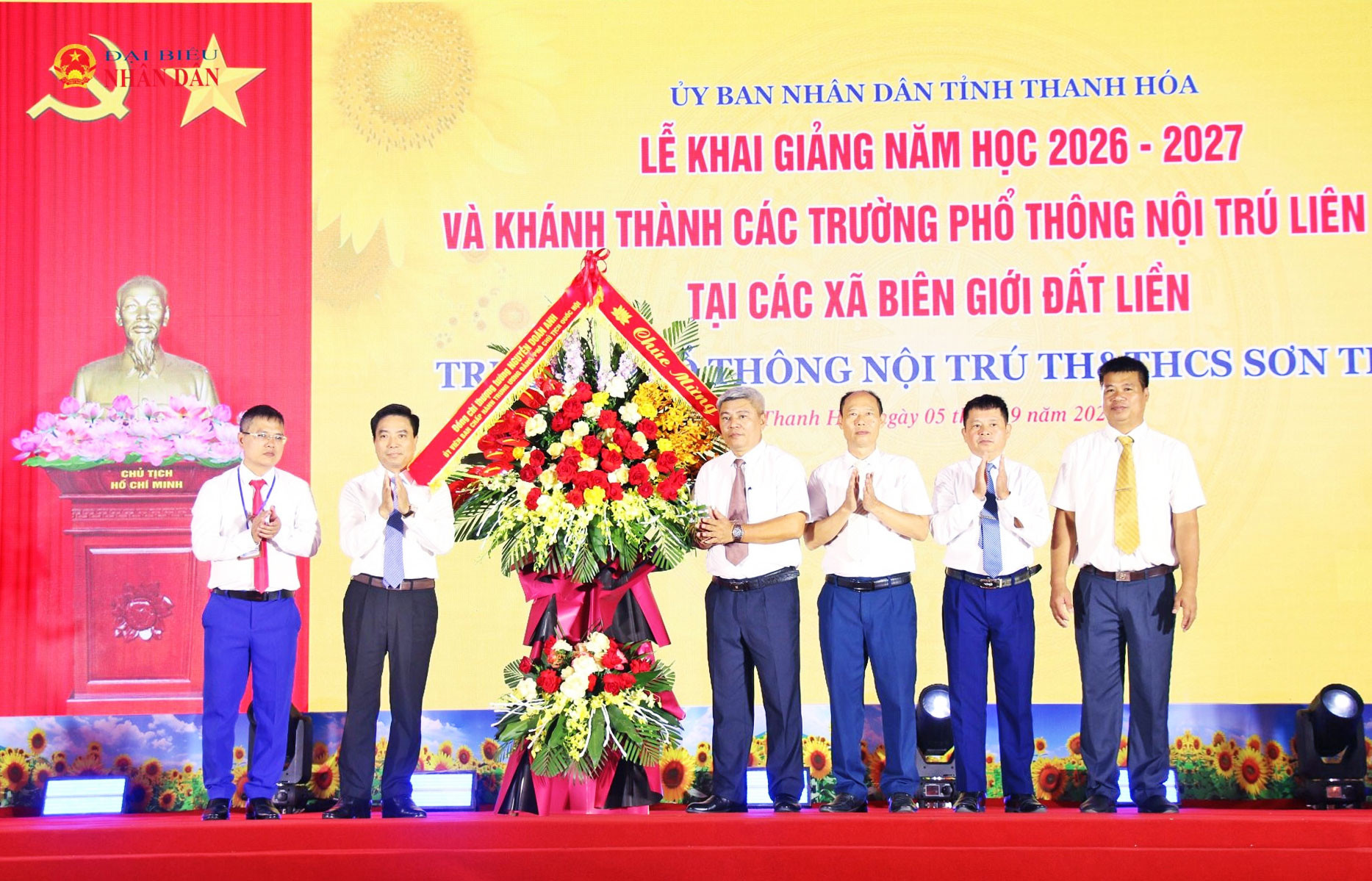 Phó Chủ tịch Quốc hội, Thượng tướng Nguyễn Doãn Anh chúc mừng Ban giám hiệu Trường phổ thông nội trú Tiểu học và THCS Sơn Thủy, xã Sơn Thủy, tỉnh Thanh Hóa