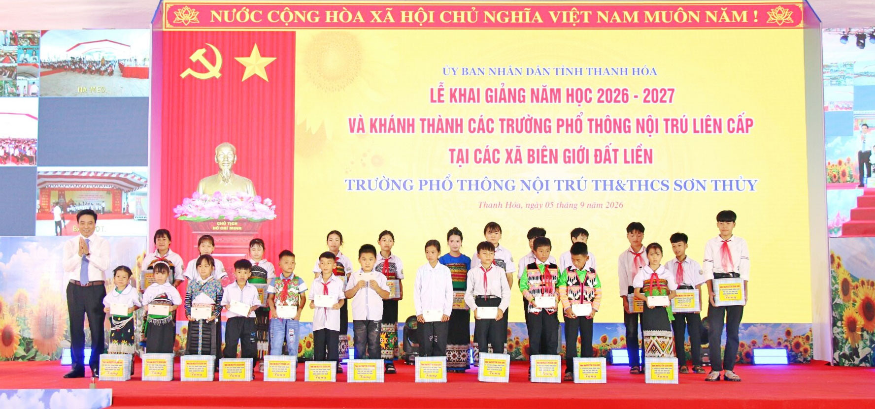 Phó Chủ tịch Quốc hội, Thượng tướng Nguyễn Doãn Anh trao quà tặng các em học sinh có hoàn cảnh khó khăn đạt thành tích cao trong học tập