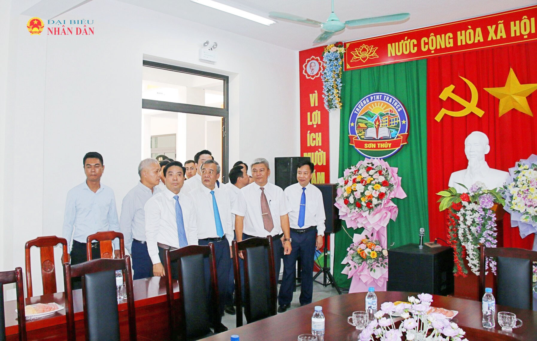 Phó Chủ tịch Quốc hội, Thượng tướng Nguyễn Doãn Anh kiểm tra cơ sở vật chất của Trường phổ thông nội trú Tiểu học và THCS Sơn Thủy