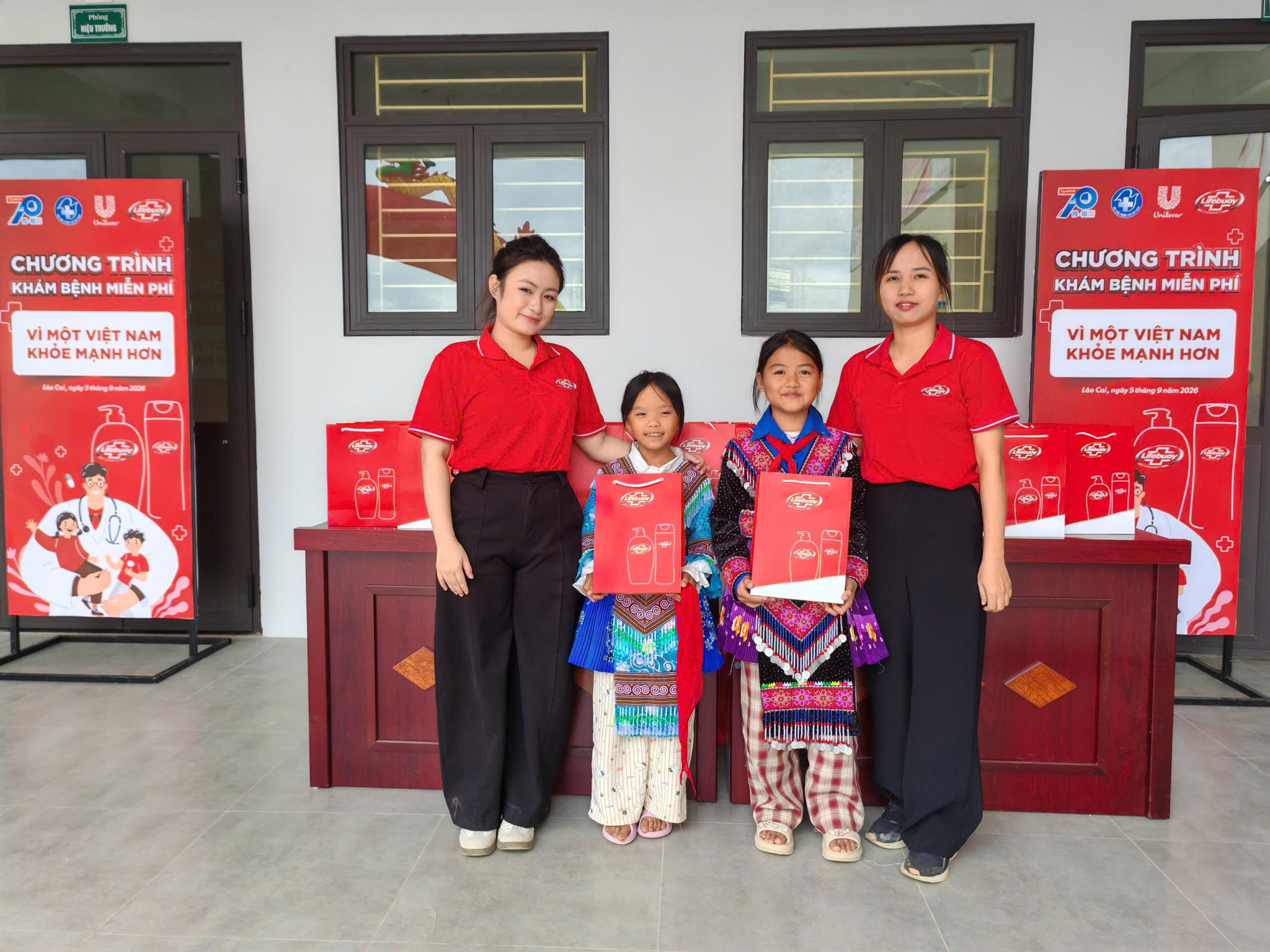 Trao tặng 2.200 suất quà cho học sinh là những sản phẩm sạch khuẩn, giày dép