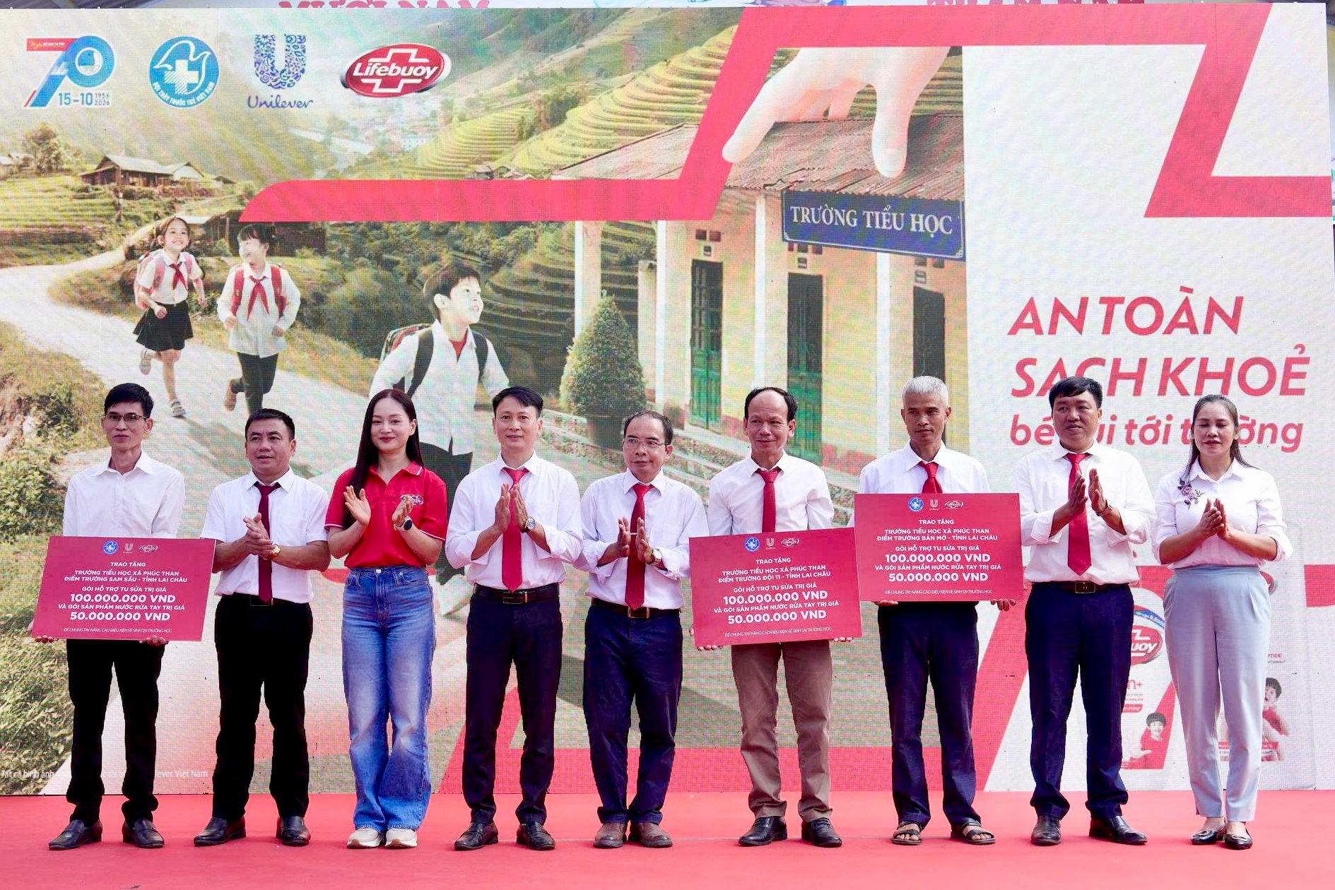 Trao tặng cho ban giám hiệu nhà trường gói xây sửa, nâng cấp cơ sở vật chất, cải thiện điều kiện vệ sinh tại các điểm trường thuộc 3 địa phương