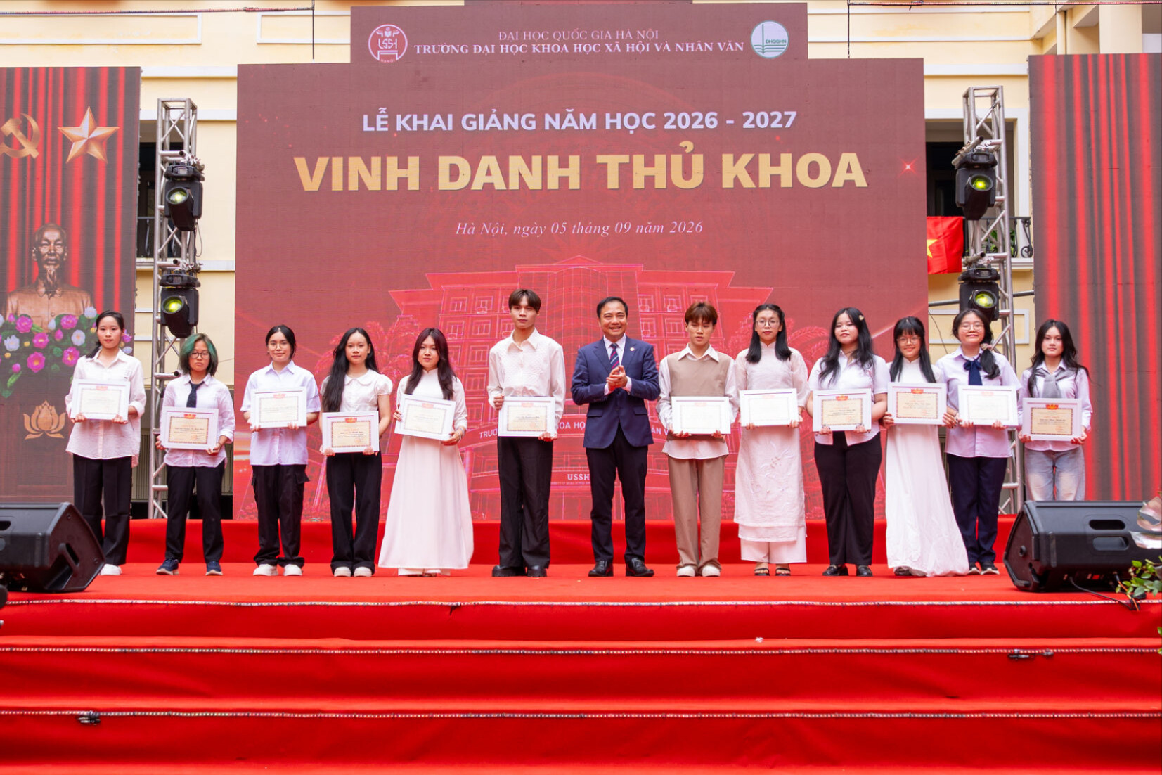 Lãnh đạo Trường Đại học Khoa học Xã hội và Nhân văn khen thưởng cho 12 sinh viên đạt danh hiệu thủ khoa tuyển sinh năm 2026.