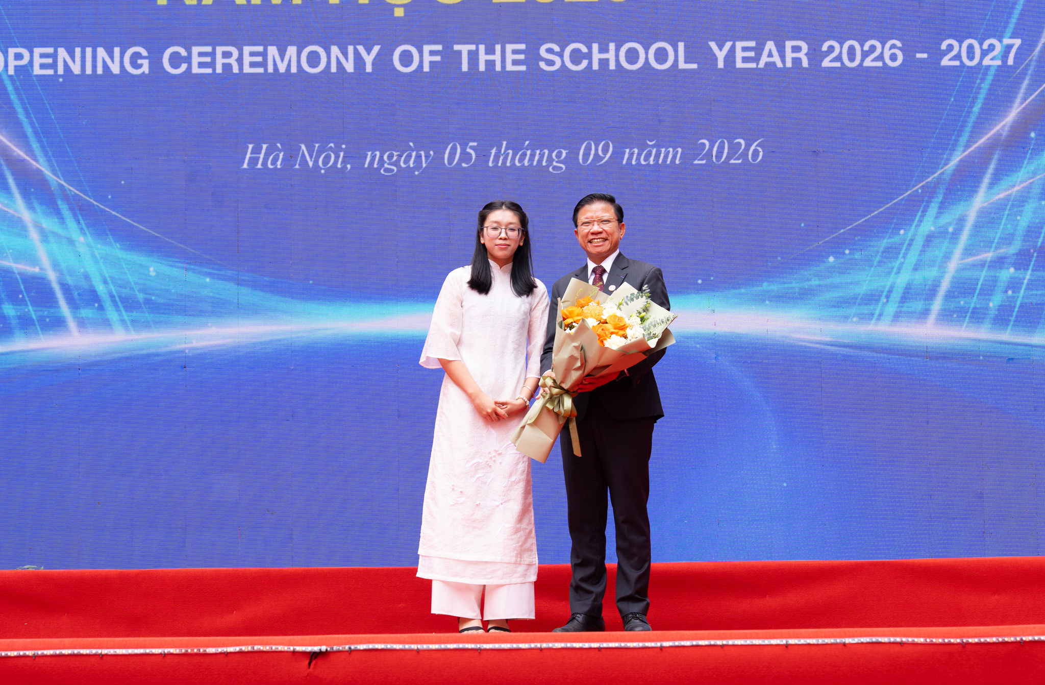Đại diện tân sinh viên tặng bó hoa tươi thắm tới Hiệu trưởng Trường Đại học Khoa học Xã hội và Nhân văn nhân lễ khai giảng