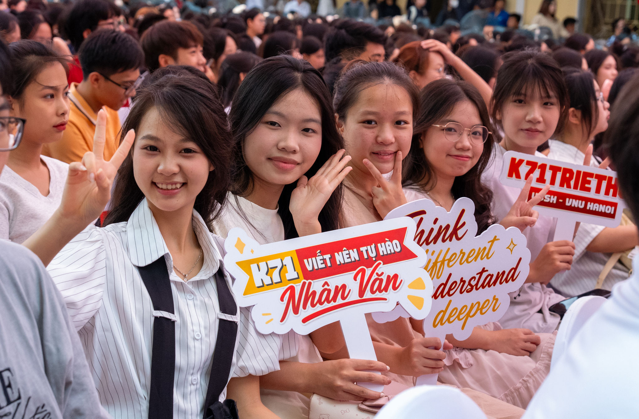Tân sinh viên Trường Đại học Khoa học Xã hội và Nhân văn trong lễ khai giảng năm học mới