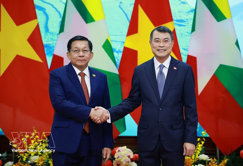 Prime Minister Le Minh Hung (right) meets with Myanmar President Min Aung Hlaing in Hanoi on September 5. (Photo: VNA)