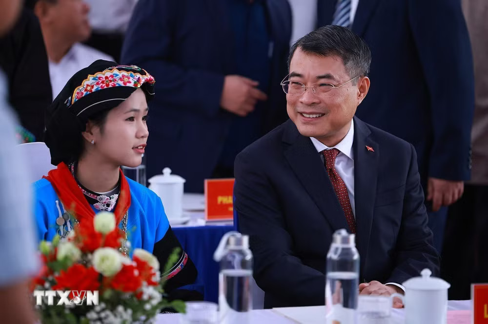 Thủ tướng Lê Minh Hưng với học sinh Trường Phổ thông nội trú liên cấp Tiểu học và Trung học cơ sở Mường Khương dự Lễ khai giảng năm học 2026-2027. (Ảnh: Dương Giang/TTXVN) Thủ tướng Lê Minh Hưng với học sinh Trường Phổ thông nội trú liên cấp Tiểu học và Trung học cơ sở Mường Khương dự Lễ khai giảng năm học 2026-2027