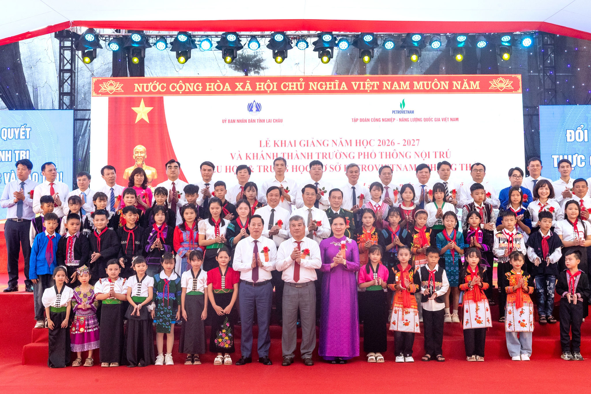Ảnh lưu niệm với thầy cô và các em học sinh