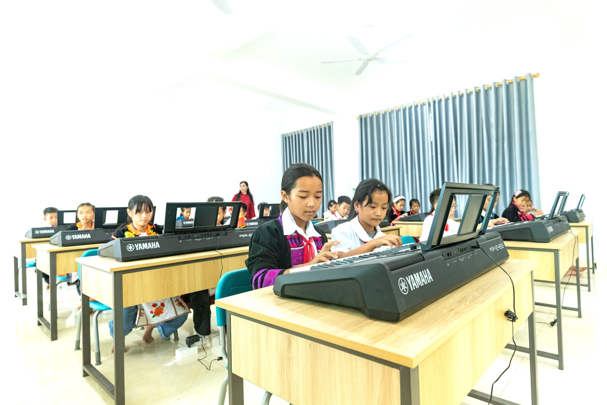 Các em học sinh trong giờ học Âm nhạc