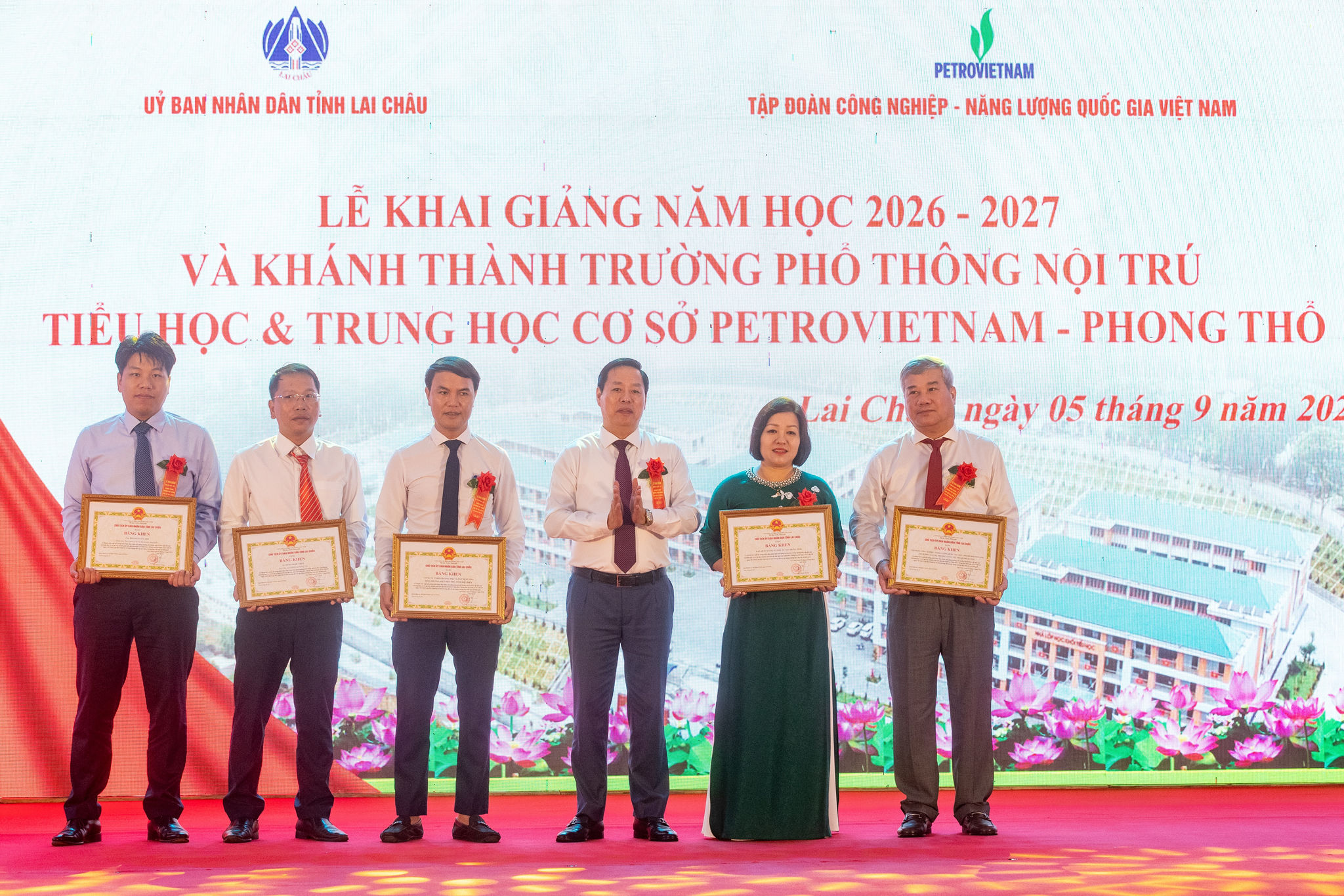 Chủ tịch UBND tỉnh Lai Châu Hà Quang Trung tặng bằng khen cho đại diện lãnh đạo Petrovietnam, Ban quản lý xây dựng tỉnh, Công ty Xây dựng số 6 (Nhà thầu thi công), UBND xã Phong Thổ