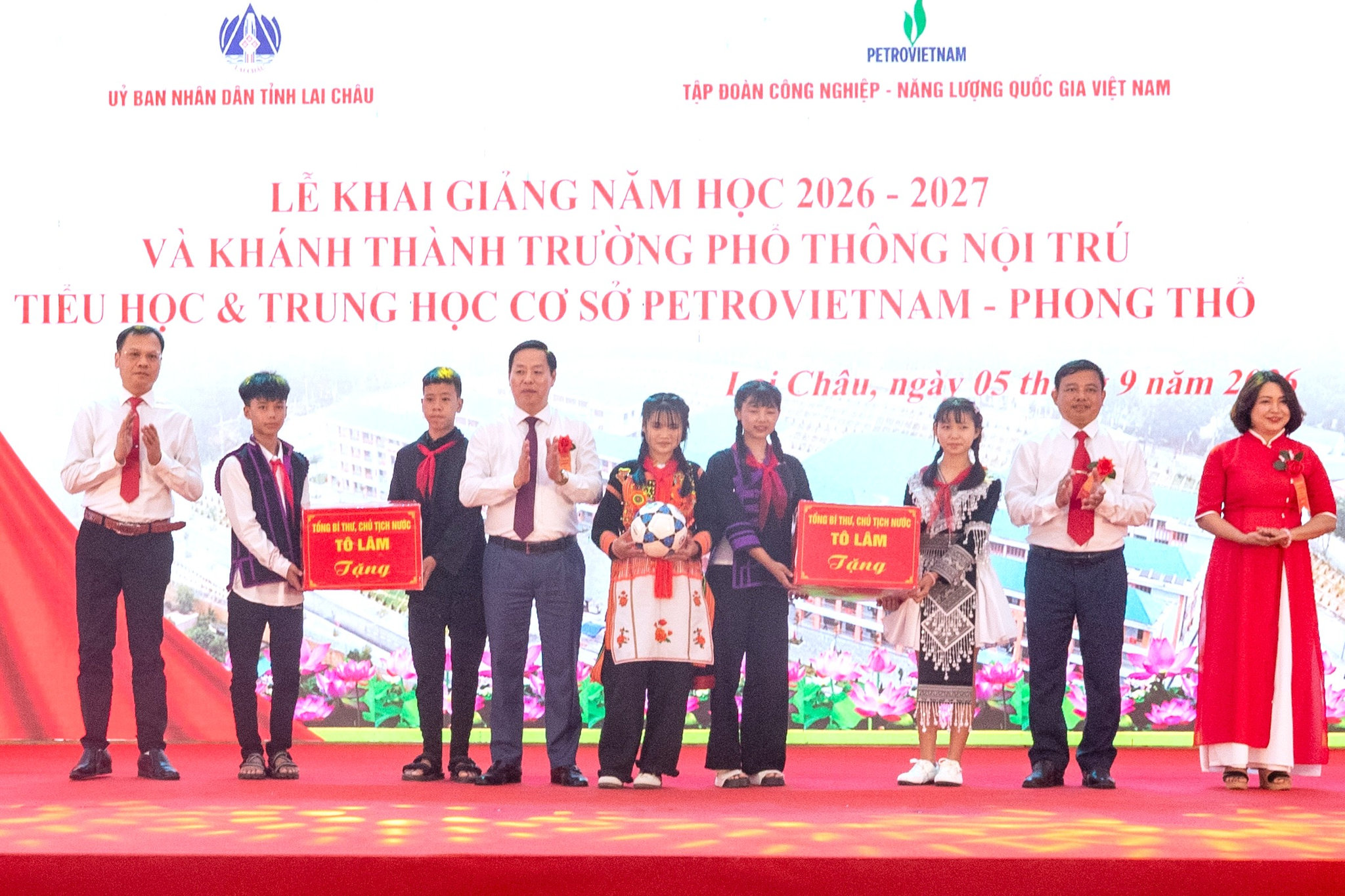 Học sinh nhà trường đón nhận 20 quả bóng thể thao do Tổng Bí thư, Chủ tịch nước Tô Lâm gửi tặng