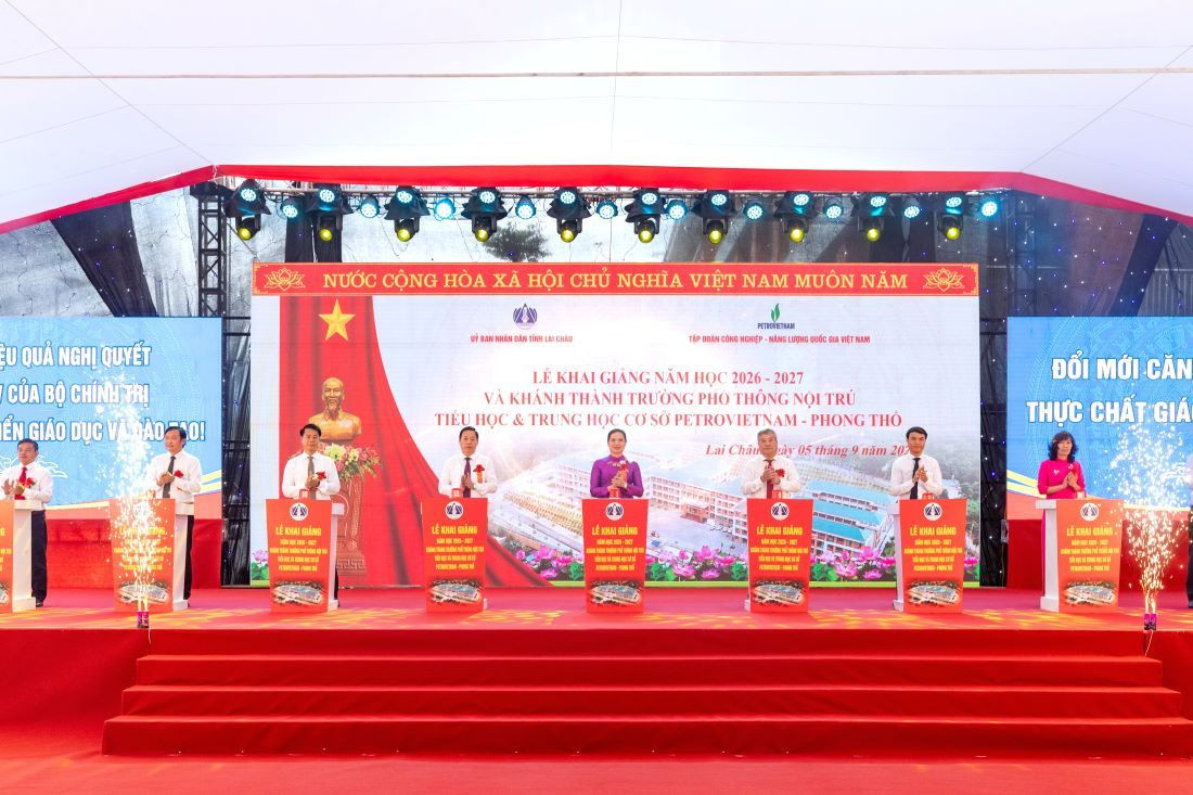 Nghi thức cắt băng khánh thành trường