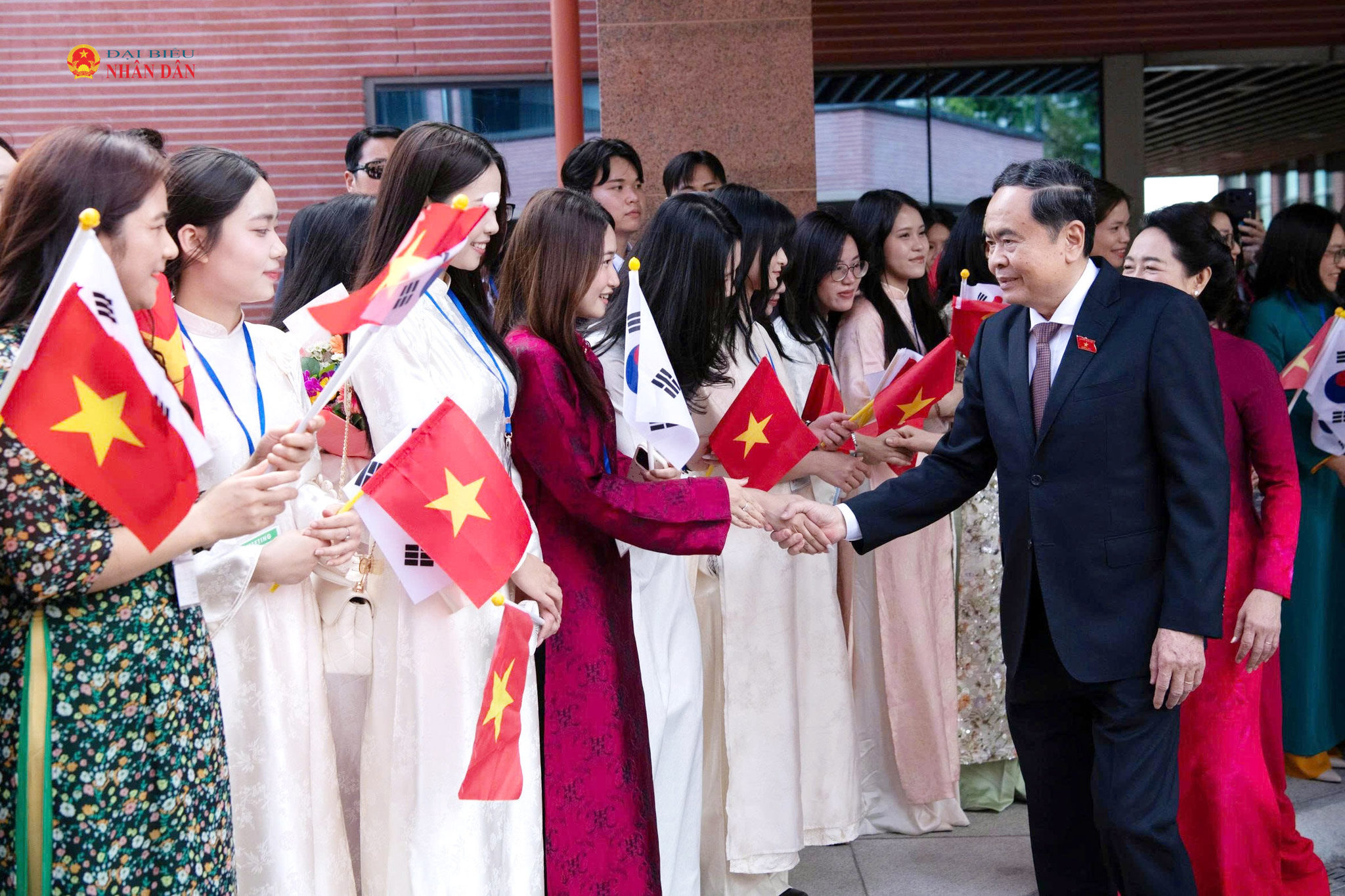 Chủ tịch Quốc hội Trần Thanh Mẫn và Phu nhân Nguyễn Thị Thanh Nga với cán bộ Đại sứ quán Việt Nam tại Hàn Quốc và cộng đồng người Việt Nam đang sinh sống, làm việc, học tập tại Hàn Quốc