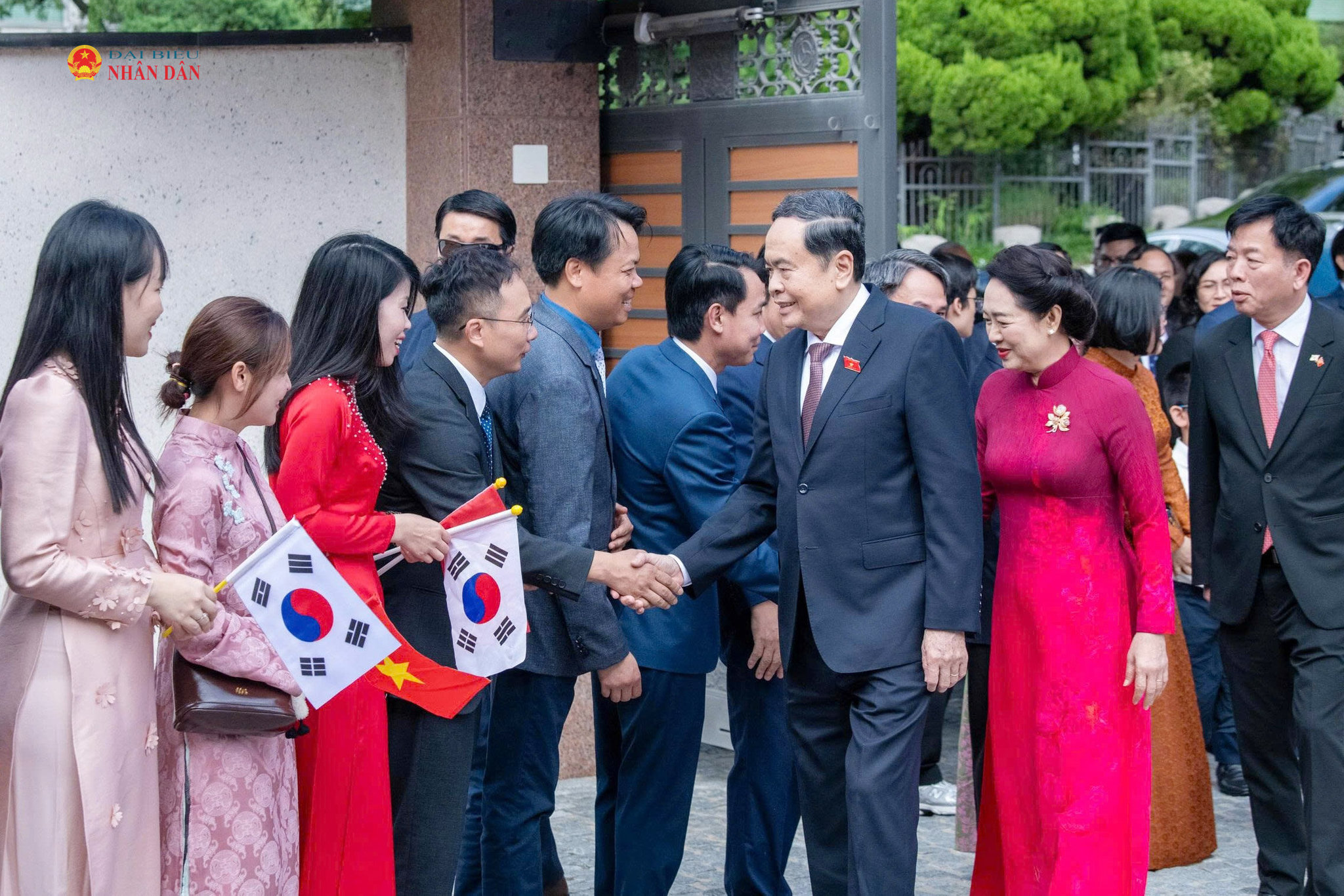 Chủ tịch Quốc hội Trần Thanh Mẫn và Phu nhân Nguyễn Thị Thanh Nga với cán bộ Đại sứ quán Việt Nam tại Hàn Quốc và cộng đồng người Việt Nam đang sinh sống, làm việc, học tập tại Hàn Quốc