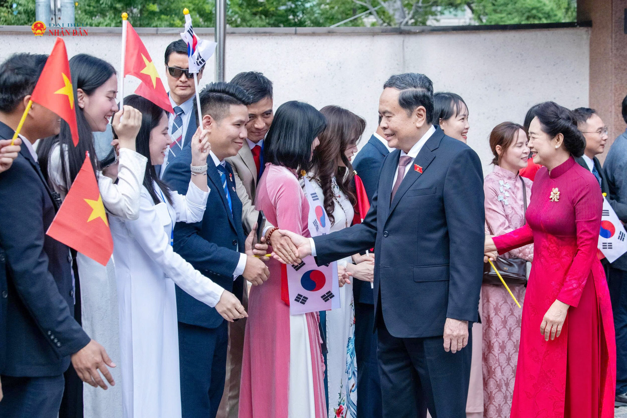 Chủ tịch Quốc hội Trần Thanh Mẫn và Phu nhân Nguyễn Thị Thanh Nga với cán bộ Đại sứ quán Việt Nam tại Hàn Quốc và cộng đồng người Việt Nam đang sinh sống, làm việc, học tập tại Hàn Quốc