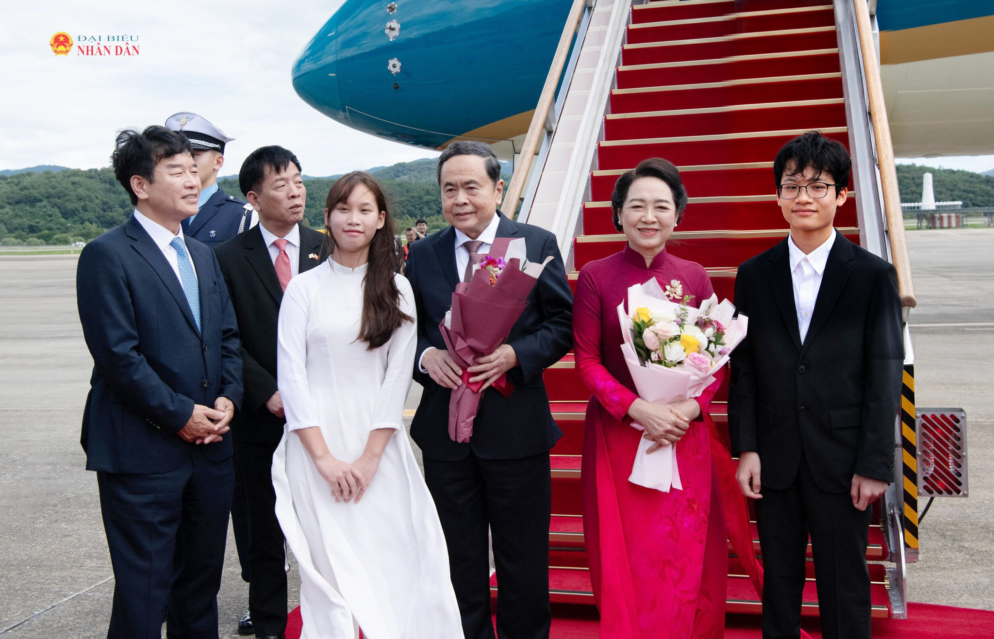 Chủ tịch Nhóm Nghị sĩ hữu nghị Hàn Quốc - Việt Nam Moon Jin-seok, Đại sứ Việt Nam tại Hàn Quốc Vũ Hồ và đại diện cộng đồng người Việt Nam tại Hàn Quốc đón Chủ tịch Quốc hội Trần Thanh Mẫn và Phu nhân Nguyễn Thị Thanh Nga tại sân bay Seongnam