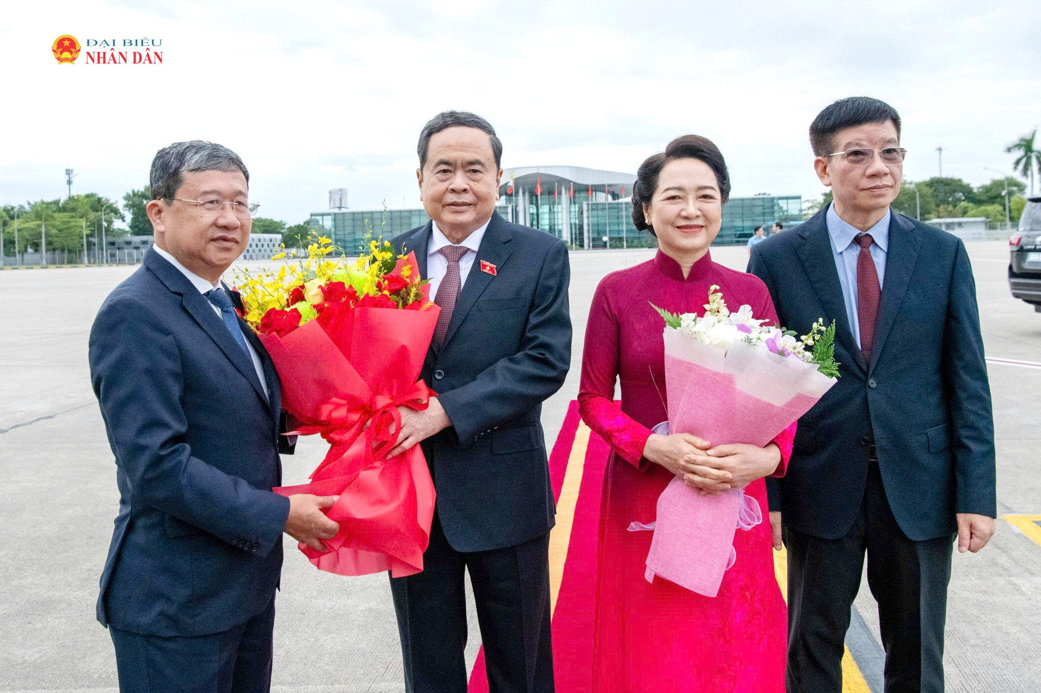 Phó Chủ nhiệm Thường trực Ủy ban Quốc phòng, An ninh và Đối ngoại Vũ Hải Hà tiễn Chủ tịch Quốc hội Trần Thanh Mẫn và Phu nhân Nguyễn Thị Thanh Nga cùng đoàn đại biểu cấp cao Việt Nam tại sân bay.