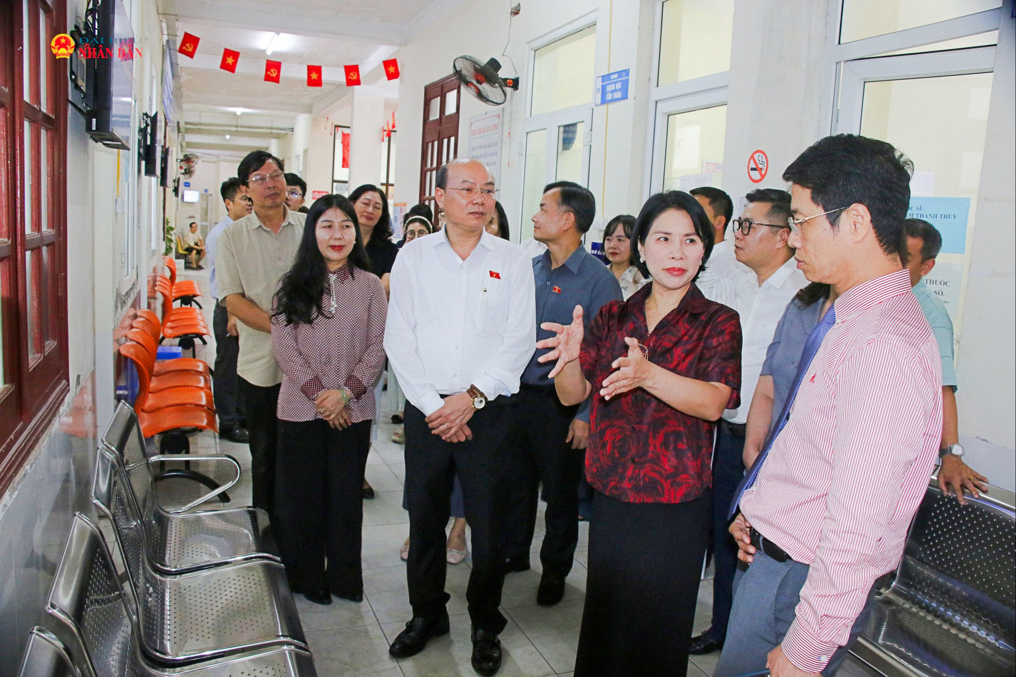 Đoàn giám sát của Ủy ban Dân nguyện và Giám sát về việc giải quyết kiến nghị của cử tri liên quan đến bảo đảm nhân lực y tế khảo sát thực tế tại Trạm Y tế phường Cầu Giấy, Hà Nội