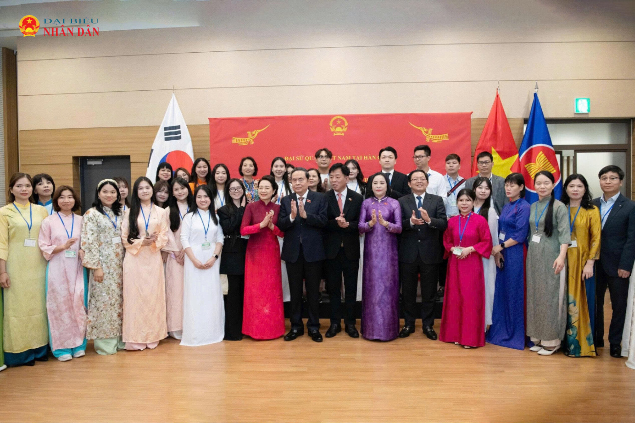 Chủ tịch Quốc hội Trần Thanh Mẫn, Phu nhân Nguyễn Thị Thanh Nga và đoàn đại biểu cấp cao Việt Nam với cán bộ, nhân viên Đại sứ quán và cộng đồng người Việt Nam tại Hàn Quốc