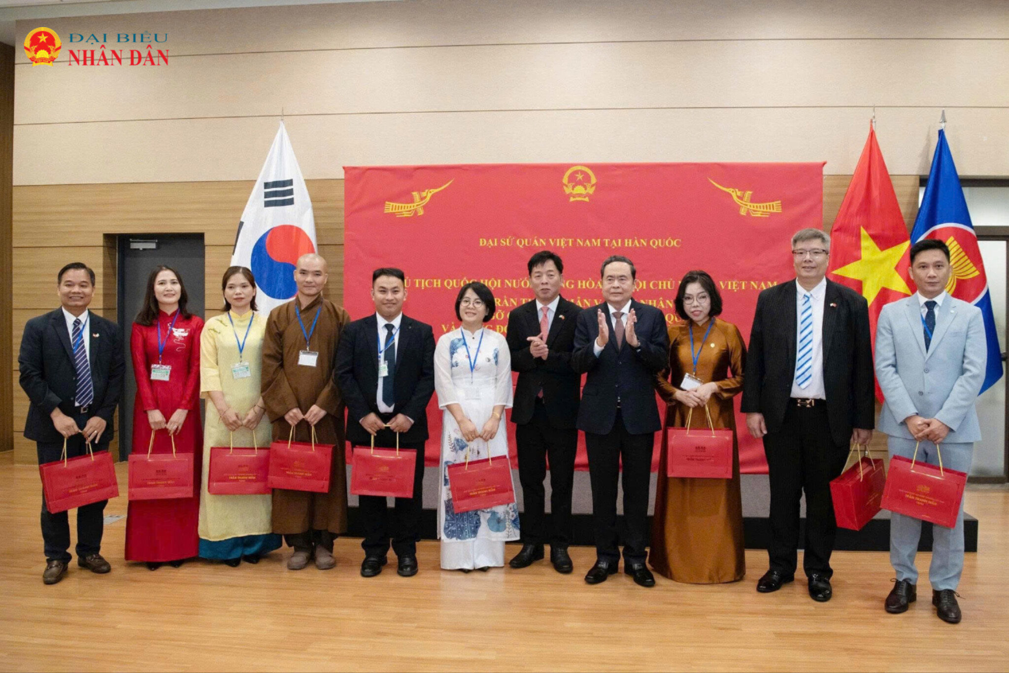 Chủ tịch Quốc hội Trần Thanh Mẫn tặng quà đại diện cộng đồng người Việt Nam tại Hàn Quốc