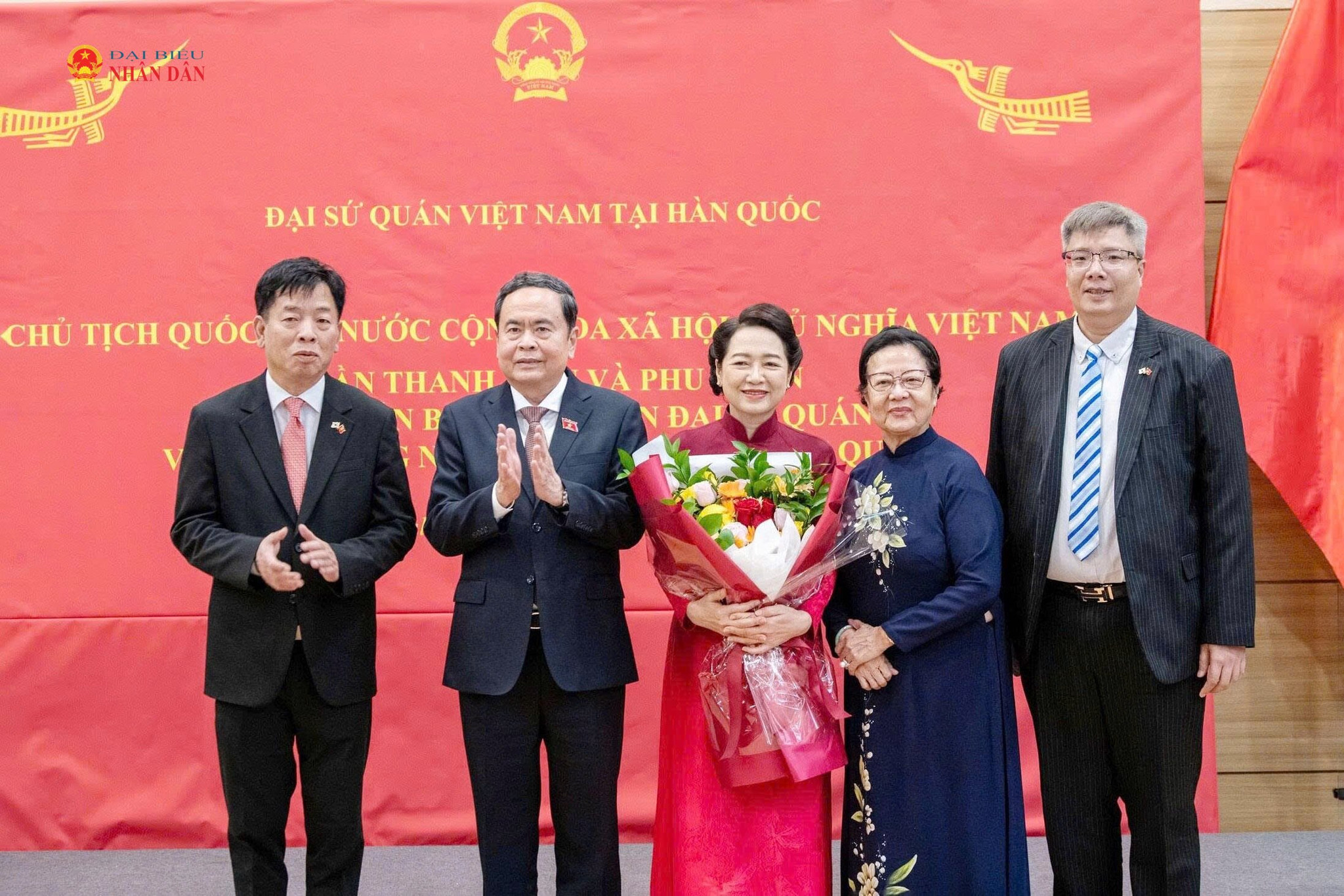 Chủ tịch Quốc hội Trần Thanh Mẫn và Phu nhân Nguyễn Thị Thanh Nga cùng đại diện cộng đồng người Việt Nam ở nước ngoài