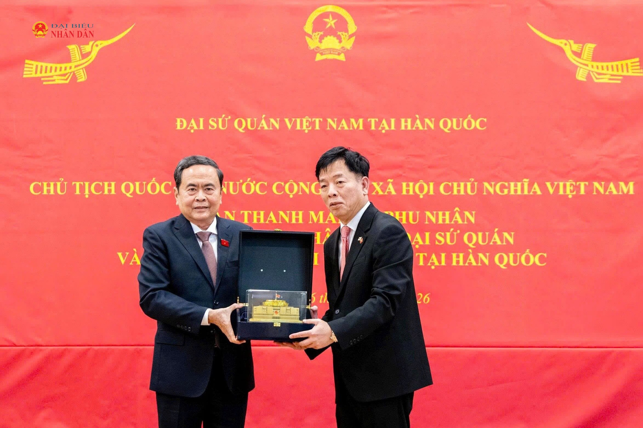 Chủ tịch Quốc hội Trần Thanh Mẫn trao quà tặng Đại sứ quán Việt Nam tại Hàn Quốc
