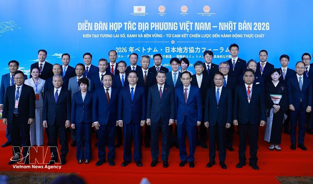 Prime Minister Le Minh Hung poses for a photo with delegates attending the 2026 Vietnam-Japan Local Cooperation Forum in Hue city on September 6. (Photo: VNA) vnanet-pm-jan.jpg