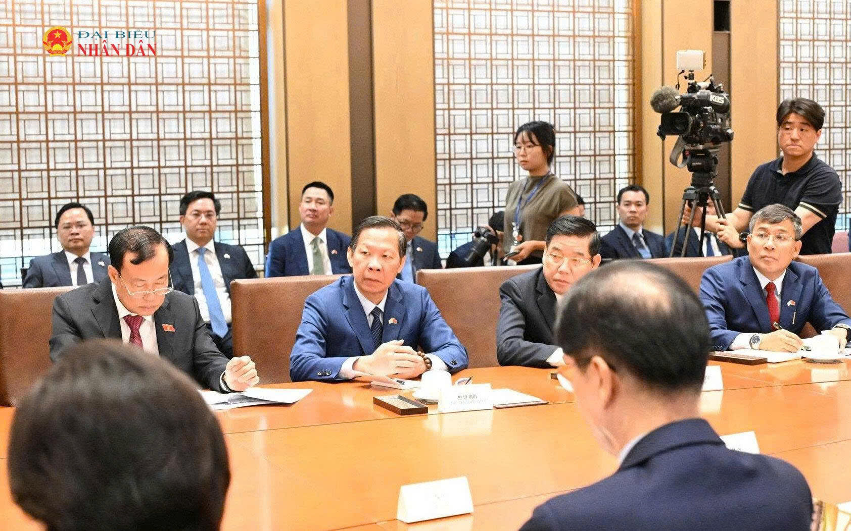Các đại biểu Việt Nam tham dự hội đàm