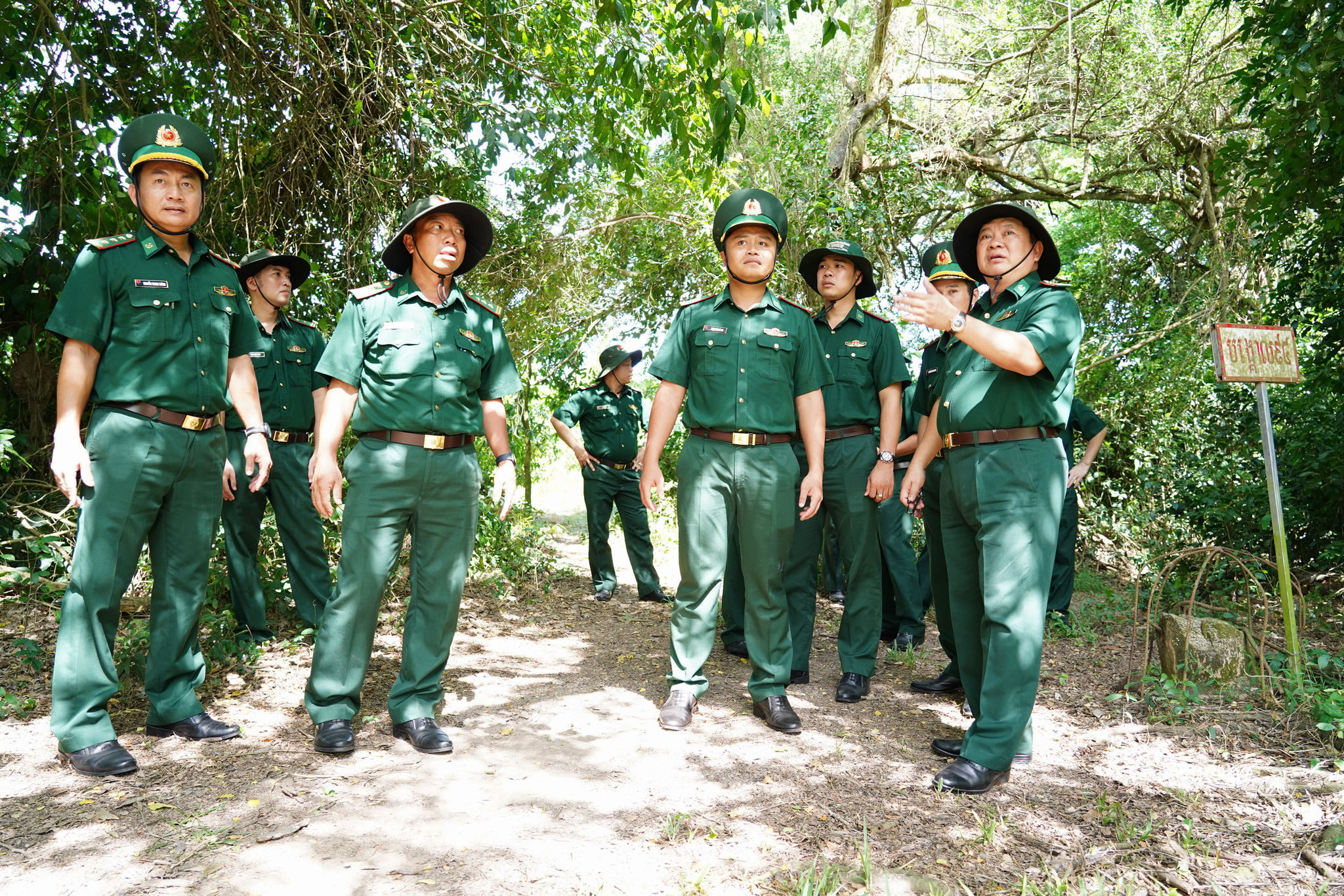 Đại tá Phạm Văn Thắng, (Bên phải) khảo sát đoạn biên giới chưa phân giới cắm mốc tiếp giáp tỉnh Kandal - Vương quốc Campuchia