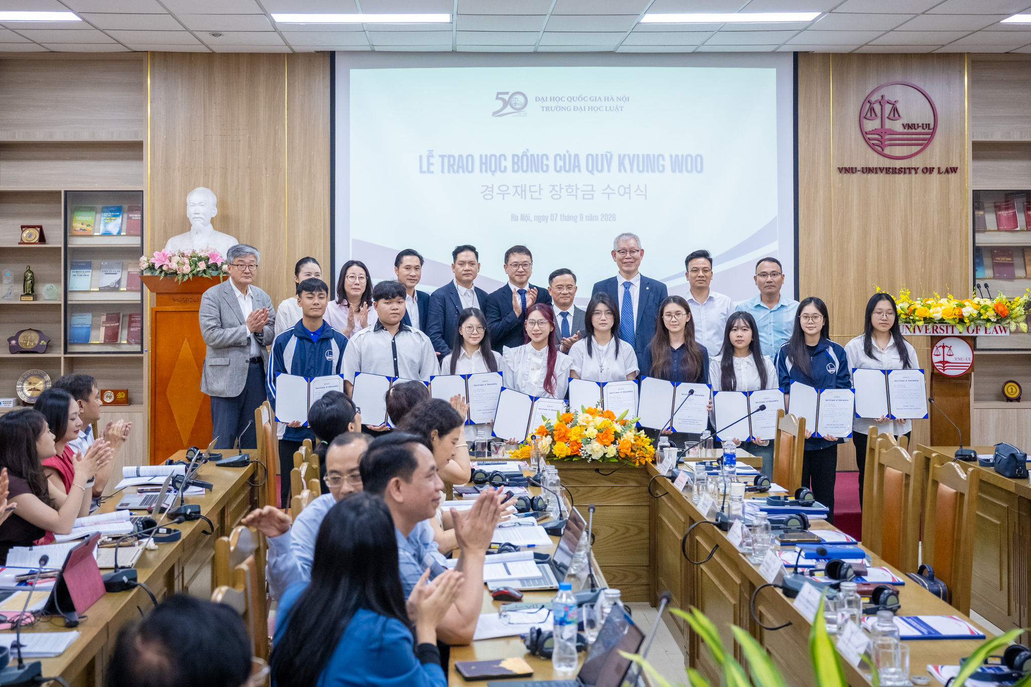 Quỹ học bổng Kyungwoo (Hàn Quốc) trao tặng học bổng cho 9 sinh viên có thành tích học tập tốt tại Trường Đại học Luật
