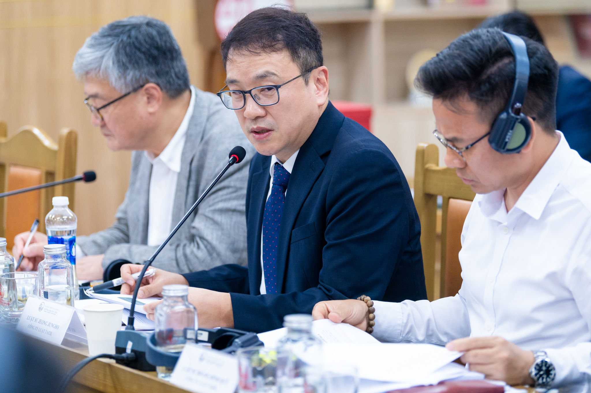 Luật sư Jeong Jung-ho, Công ty Luật Taeil trình bày tham luận với chủ đề: Tổng quan về rủi ro pháp lý khi ký kết và thực hiện hợp đồng giữa doanh nghiệp Việt Nam và doanh nghiệp Hàn Quốc