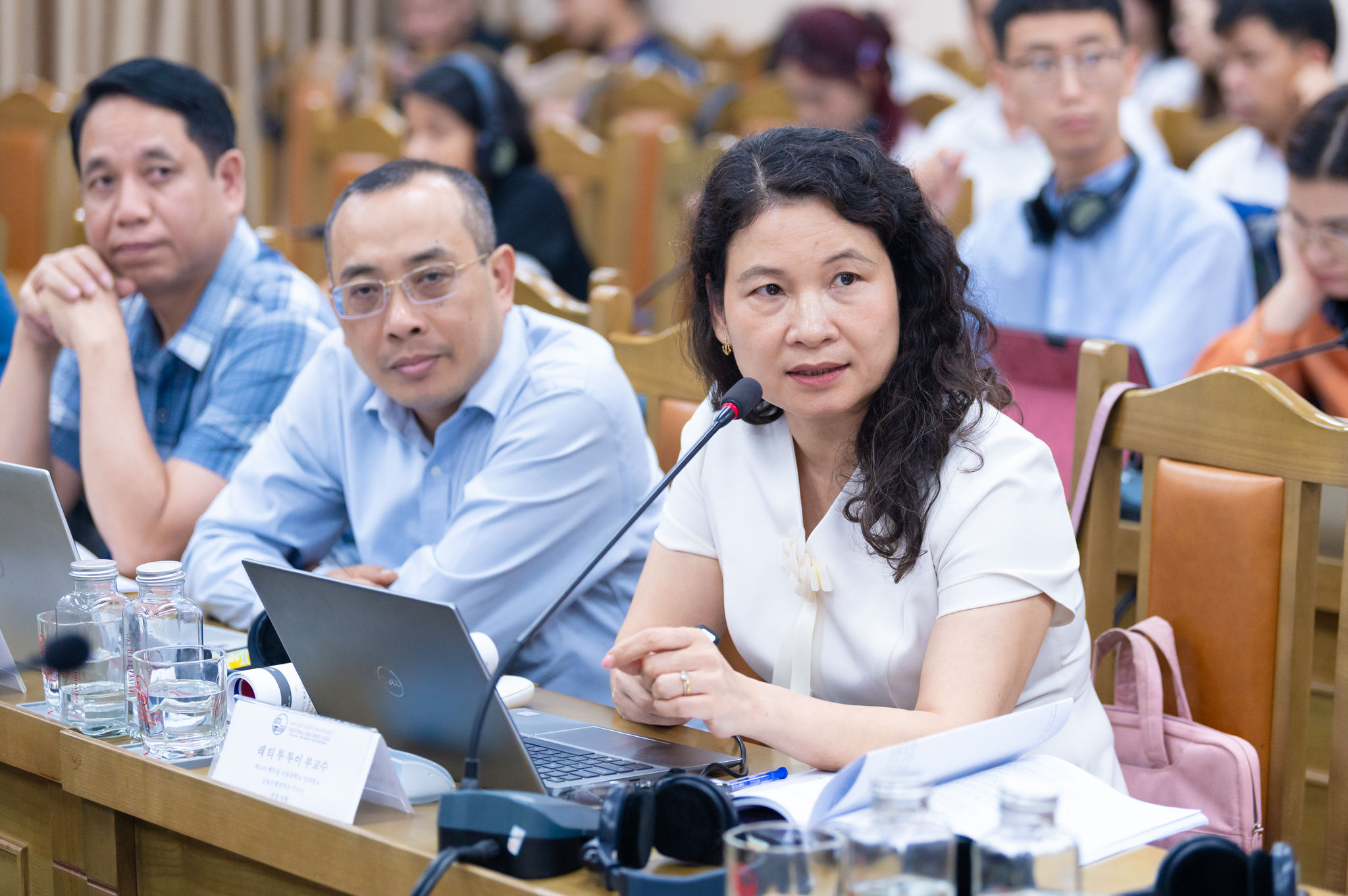 PGS.TS. Lê Thị Thu Thủy, Phụ trách Bộ môn Luật Tài chính - Ngân hàng, Khoa Luật Tư, Trường Đại học Luật, ĐHQGHN trình bày tham luận với chủ đề: Nhận diện và kiểm soát rủi ro pháp lý trong lựa chọn đối tác, đánh giá năng lực tài chính của đối tác và việc sử dụng các công cụ bảo đảm thanh toán