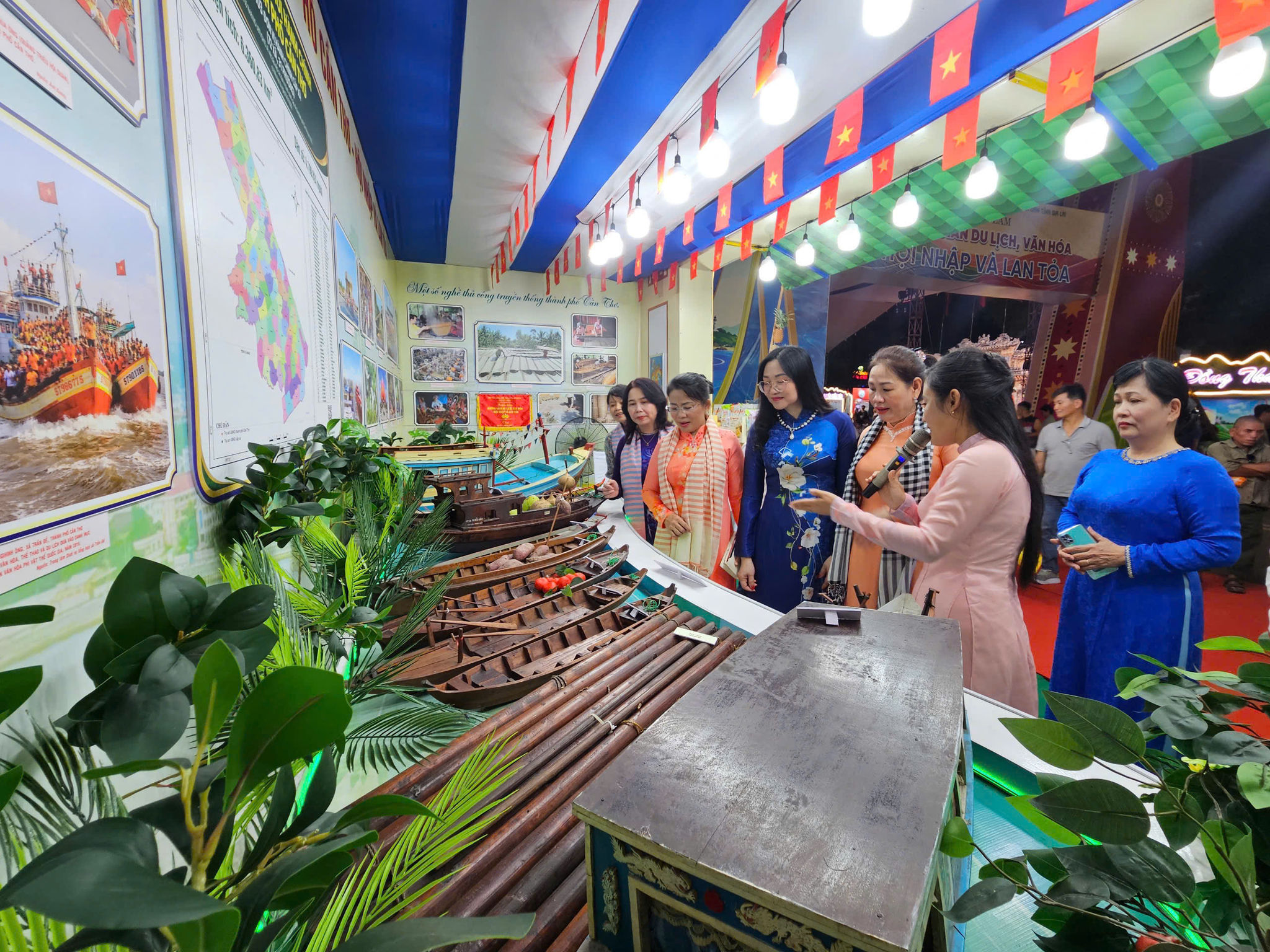 Các đại biểu tham quan triển lãm