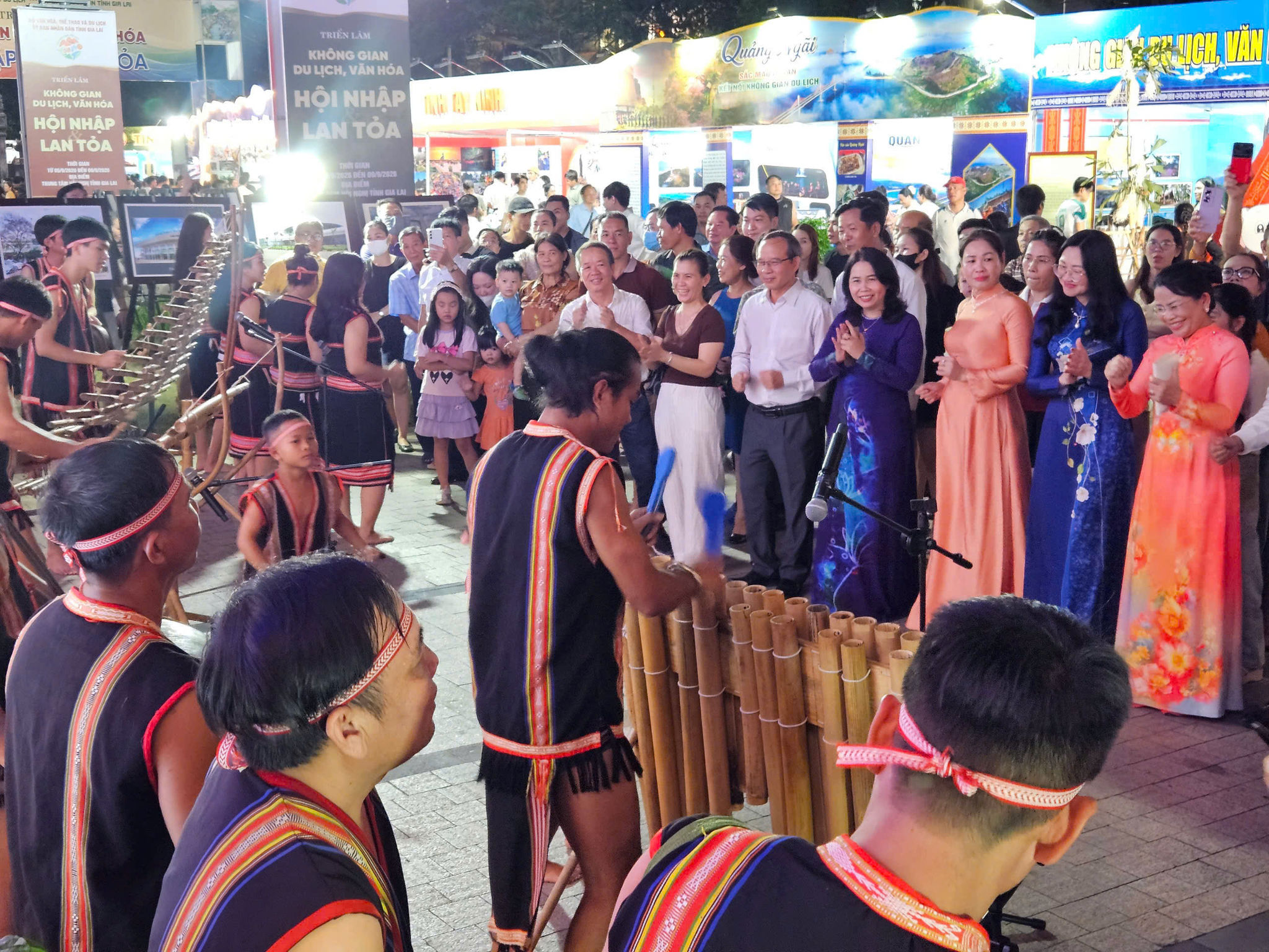 Trong khuôn khổ triển lãm còn diễn ra các chương trình giao lưu nghệ thuật