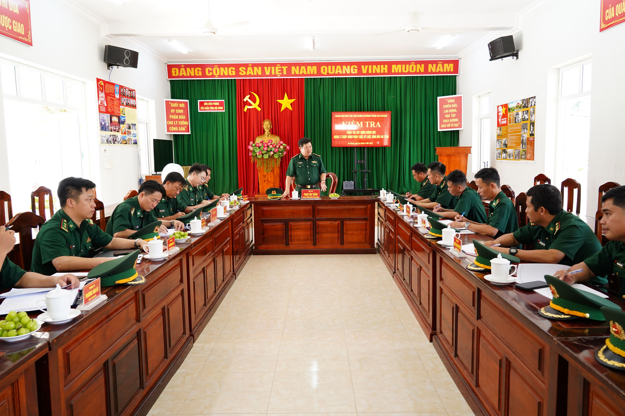 Đại tá Phạm Văn Thắng, phó Chỉ huy trưởng Bộ chỉ huy Quân sự tỉnh, Chỉ huy trưởng Bộ đội Biên phòng tỉnh An Giang phát biểu kết luận buổi kiểm tra tại đồn Biên phòng cửa khẩu Vĩnh Hội Đông