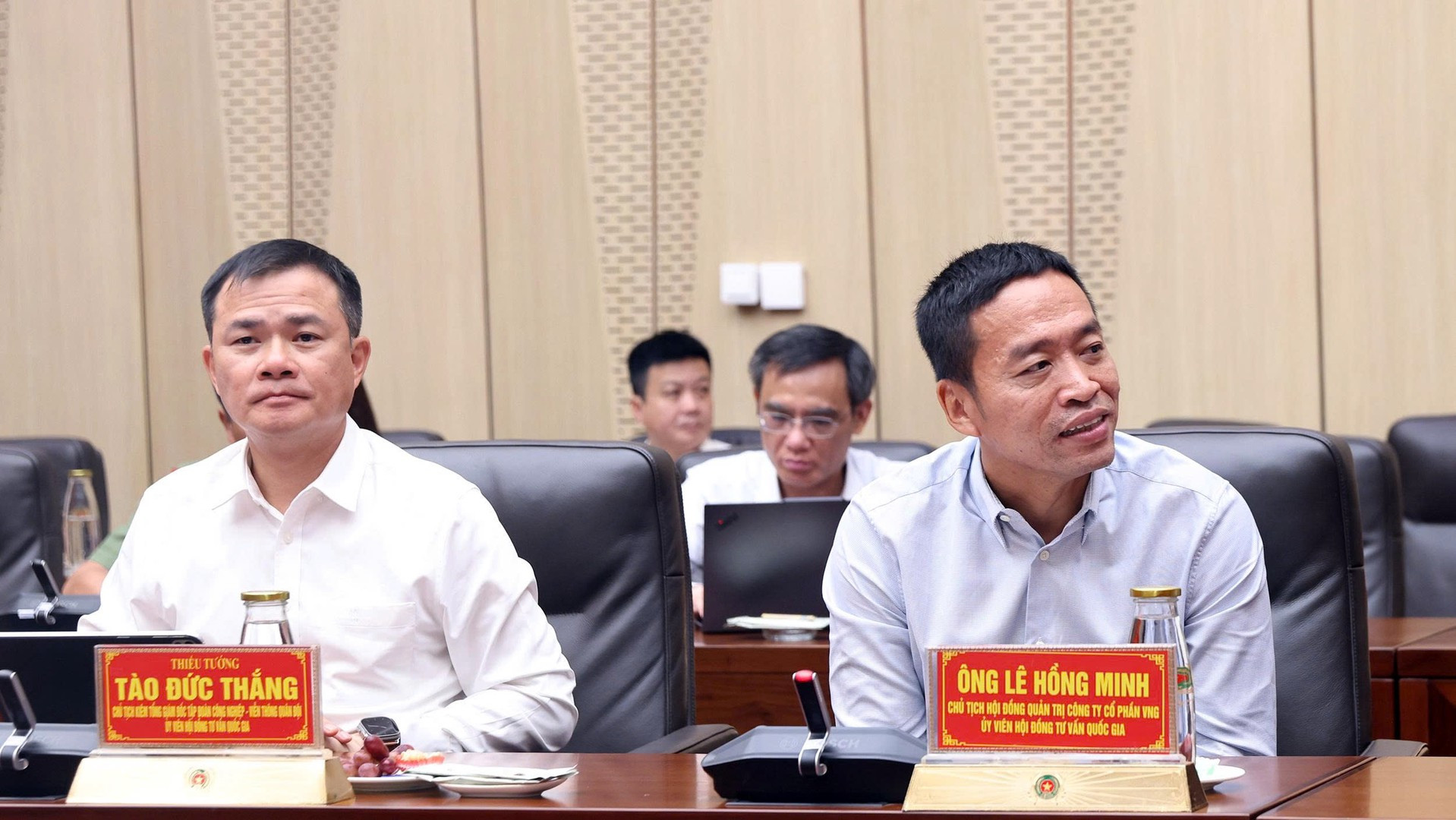 Các đại biểu tham gia ý kiến tại cuộc họp