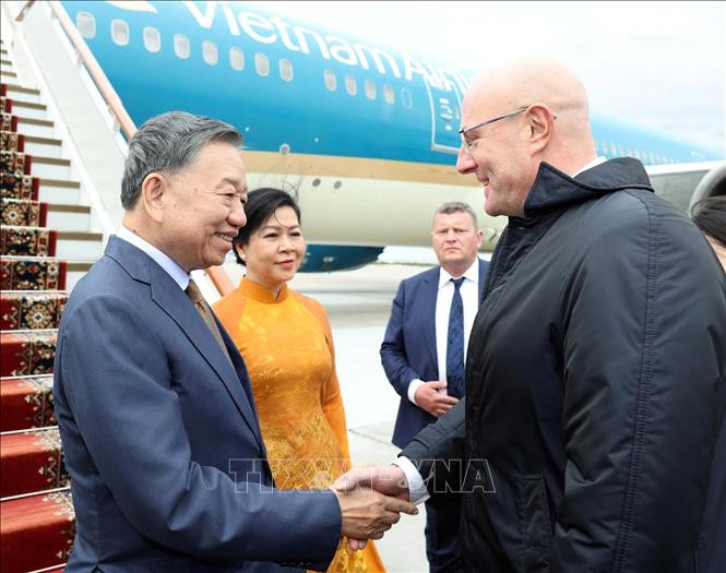 Phó Thủ tướng Liên bang Nga Dmitry Chernyshenko đón Tổng Bí thư, Chủ tịch nước Tô Lâm và Phu nhân tại sân bay Vnukovo, Moskva, Liên bang Nga