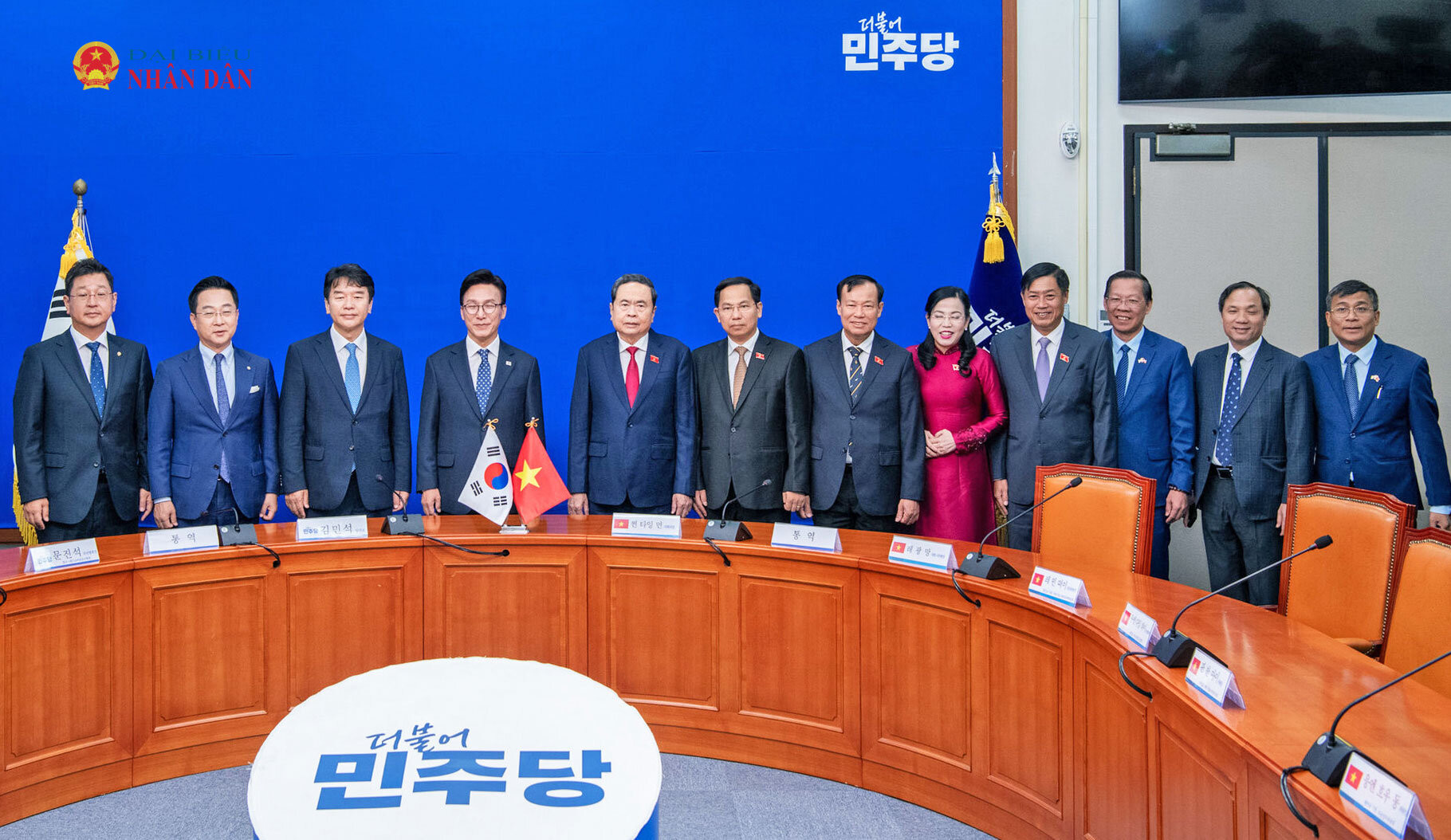 Chủ tịch Quốc hội Trần Thanh Mẫn và Chủ tịch Đảng Dân chủ đồng hành Kim Min Seok với các đại biểu