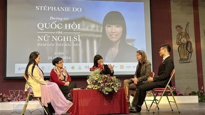 Stéphanie Do (centre) at a discussion with French readers and the Vietnamese community in France about her book, titled The Journey to Parliament of the First Vietnamese-French Female Lawmaker. (Photo published by VNA)