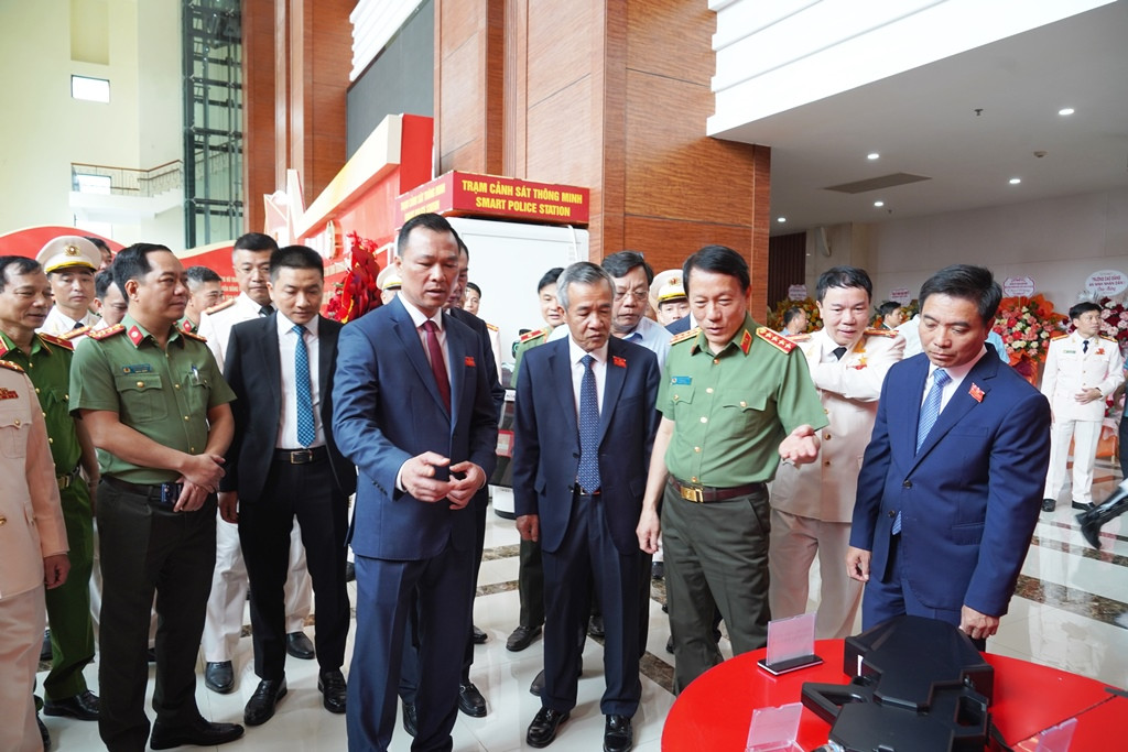 Lãnh đạo Bộ Công an và lãnh đạo tỉnh Thanh Hóa tham quan khu trưng bày những hình ảnh, tư liệu về truyền thống 81 năm chiến đấu, xây dựng và trưởng thành của lực lượng Công an Thanh Hóa