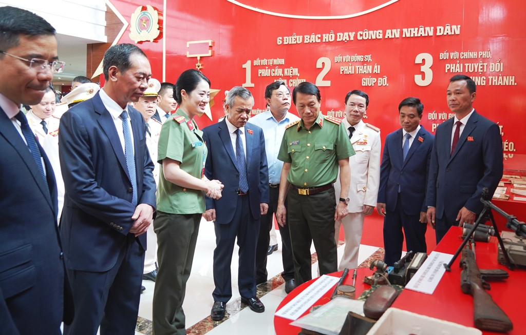 Lãnh đạo Bộ Công an và lãnh đạo tỉnh Thanh Hóa tham quan khu trưng bày những hình ảnh, tư liệu về truyền thống 81 năm chiến đấu, xây dựng và trưởng thành của lực lượng Công an Thanh Hóa