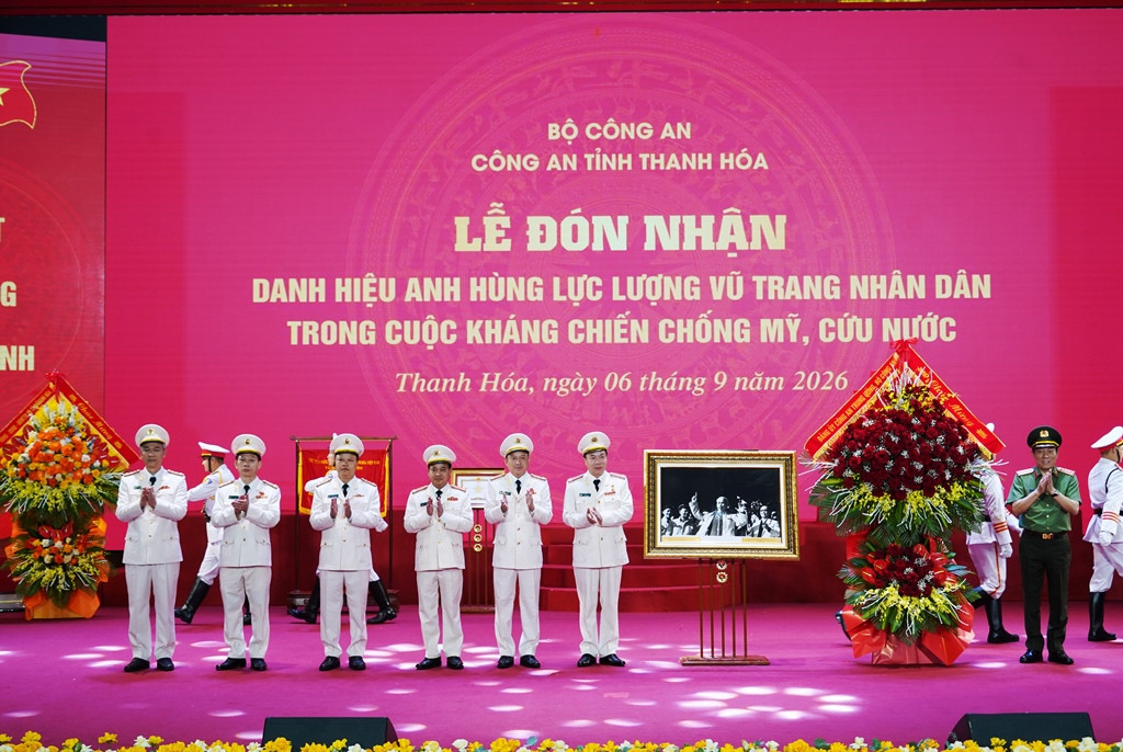 Ủy viên Bộ Chính trị, Bộ trưởng Bộ Công an, Đại tướng Lương Tam Quang trao tặng hoa và bức ảnh Bác Hồ nói chuyện với quân và dân các dân tộc tỉnh Thanh Hóa tại sân vận động tỉnh cho Công an tỉnh Thanh Hóa