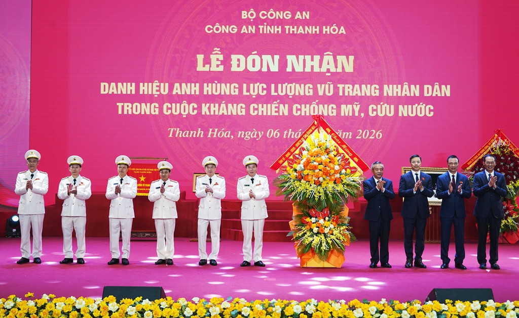 Ủy viên Trung ương Đảng, Bí thư Tỉnh ủy, Trưởng Đoàn ĐBQH tỉnh Thanh Hóa Lê Đức Thái và các đồng chí Thường trực Tỉnh ủy, HĐND, UBND, Ủy ban MTTQ Việt Nam tỉnh Thanh Hóa tặng hoa chúc mừng Công an tỉnh