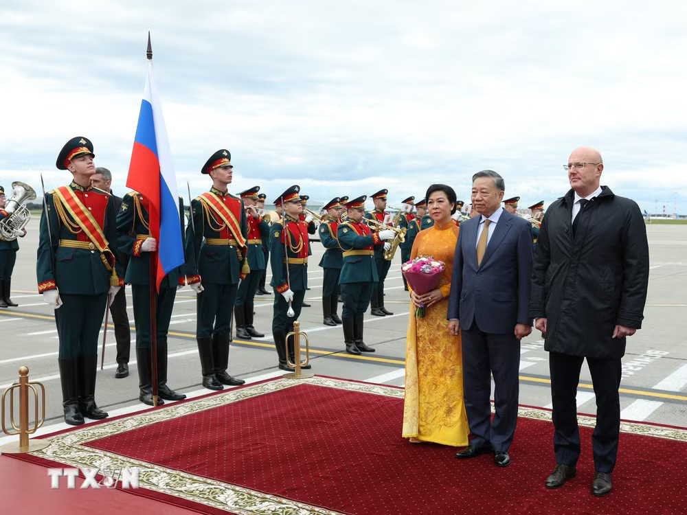 Phó Thủ tướng Liên bang Nga Dmitry Chernyshenko đón Tổng Bí thư, Chủ tịch nước Tô Lâm và Phu nhân tại sân bay Vnukovo, Moskva, Liên bang Nga