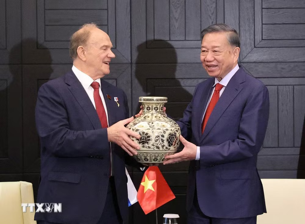 Tổng Bí thư, Chủ tịch nước Tô Lâm trao quà tặng Chủ tịch Đảng Cộng sản Liên bang Nga Gennady Zyuganov
