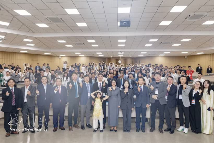 Delegates at VK Connect 2026 pose for a group photo (Source: VNA)