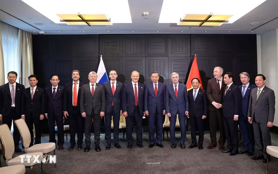 Tổng Bí thư, Chủ tịch nước Tô Lâm và Chủ tịch Đảng Cộng sản Liên bang Nga Gennady Zyuganov cùng đại biểu hai nước chụp ảnh chung