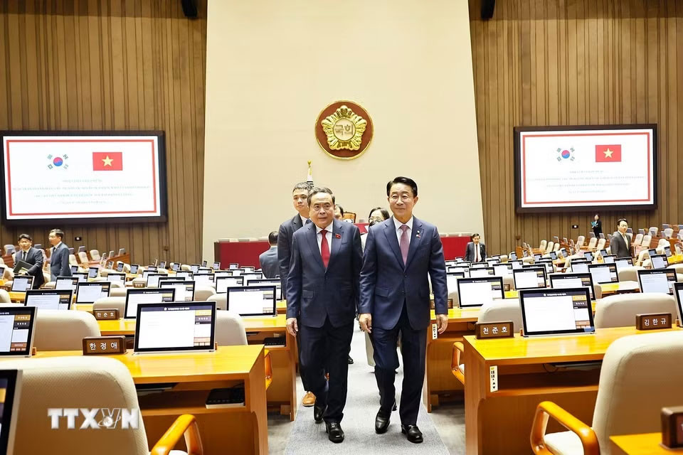 Chủ tịch Quốc hội Trần Thanh Mẫn cùng Chủ tịch Quốc hội Hàn Quốc Cho Jeong Sik tham quan phòng họp của Quốc hội Hàn Quốc. Ảnh: Doãn Tấn/TTXVN