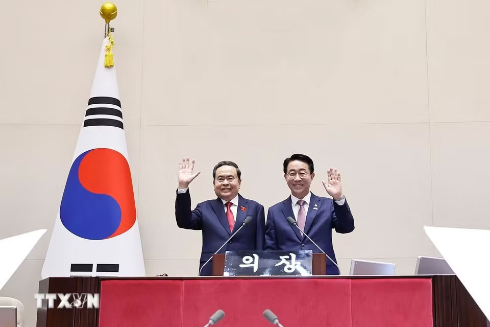 Chủ tịch Quốc hội Trần Thanh Mẫn cùng Chủ tịch Quốc hội Hàn Quốc Cho Jeong Sik tham quan phòng họp của Quốc hội Hàn Quốc. Ảnh: Doãn Tấn/TTXVN