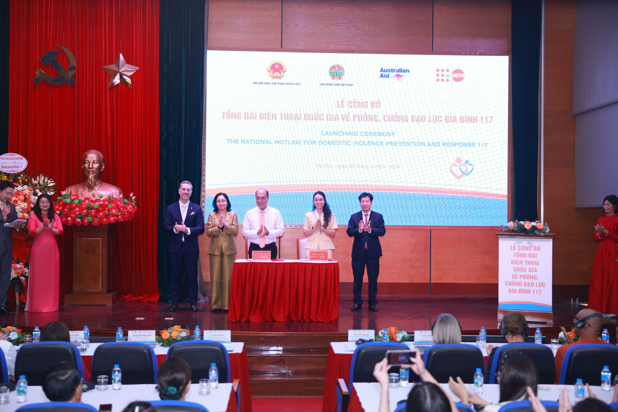 Nghi thức ký bàn giao quy trình vận hành Tổng đài từ Ban Công tác Nông dân sang Cục Văn hóa cơ sở, Gia đình và Thư viện